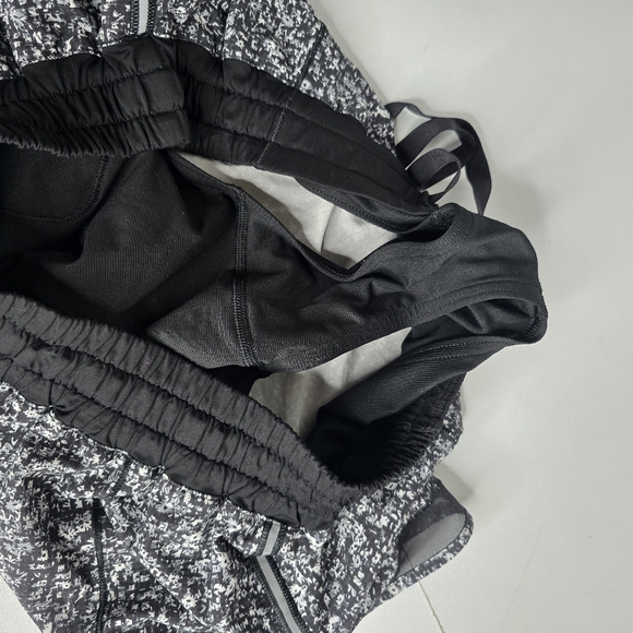 Lululemon Hotty Hot Short 2.5" - Picture 10 of 11